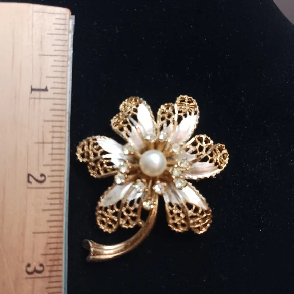 Vintage BSK Flower Brooch Textured Gold Tone Faux Pearl Rhinestone Signed - Picture 5 of 7